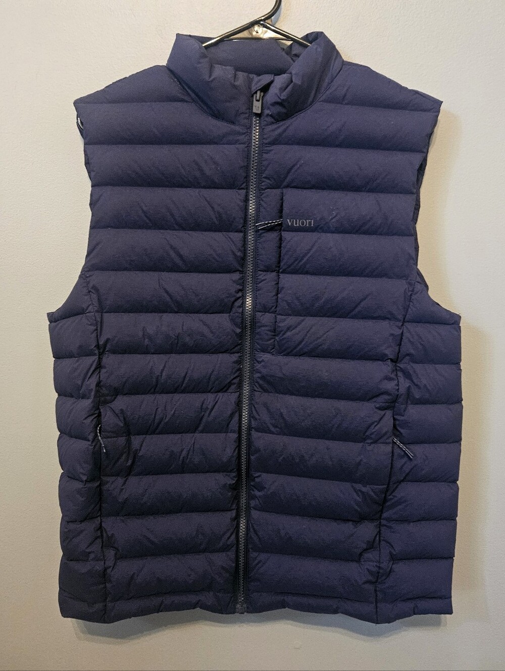 Vuori Steadfast Insulated Full Zip puffer Vest Size Medium M Blue Stained